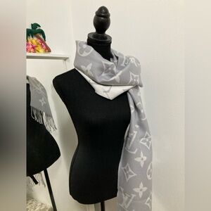 Louis Vuitton 100% wool scarf